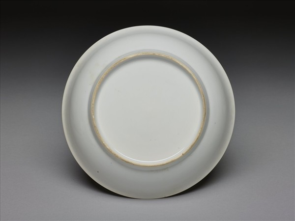 甜白釉印花龍紋盤