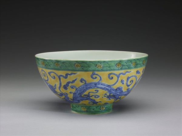 素三彩雲龍紋碗