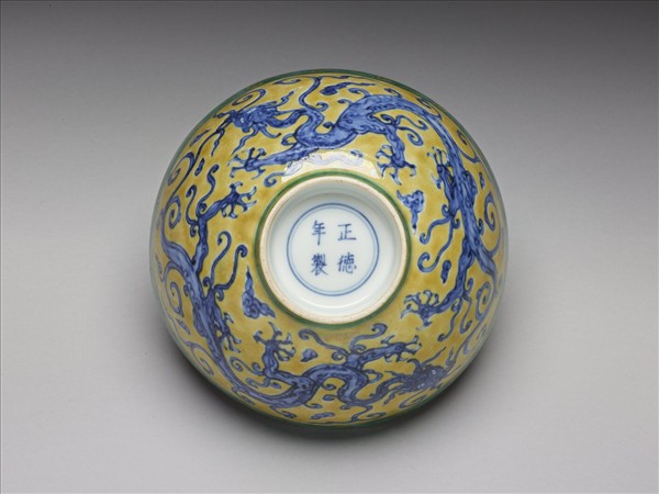 素三彩雲龍紋碗