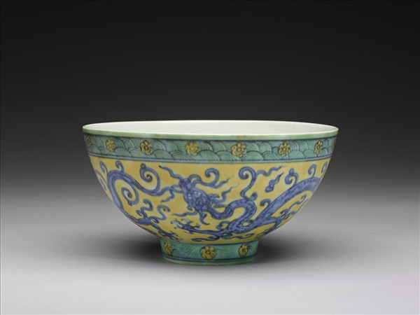 素三彩雲龍紋碗