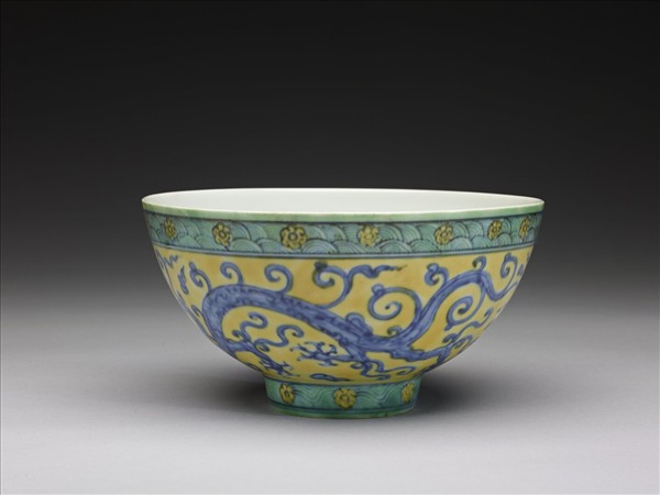 素三彩雲龍紋碗