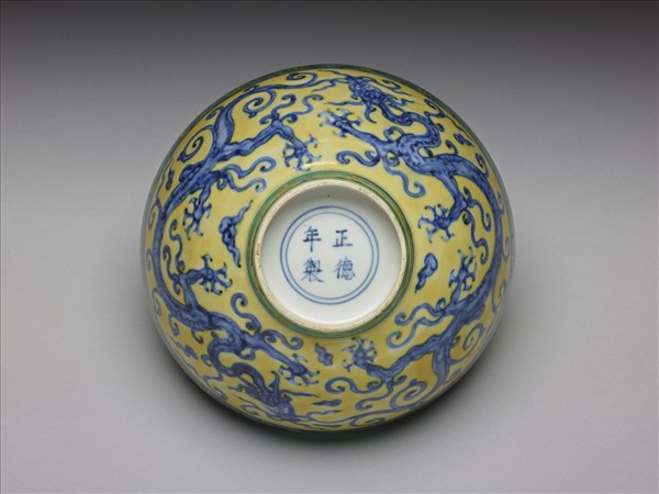 素三彩雲龍紋碗