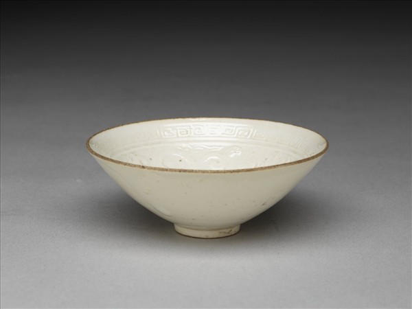 白瓷印花螭紋杯