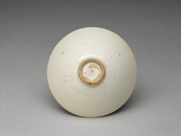 白瓷印花螭紋杯