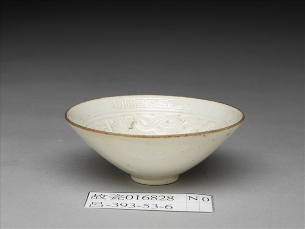 白瓷印花螭紋杯