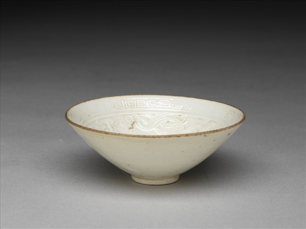 白瓷印花螭紋杯