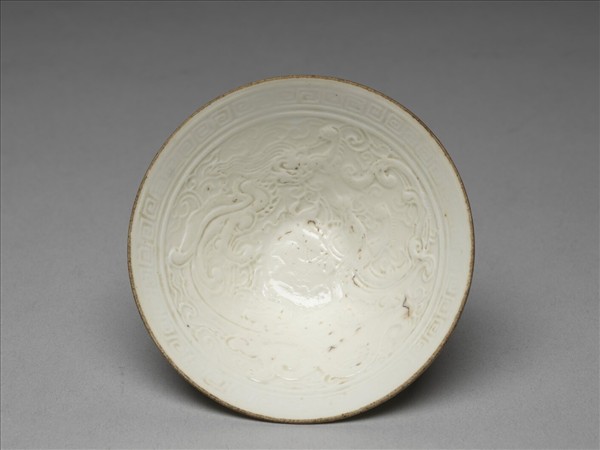 白瓷印花螭紋杯