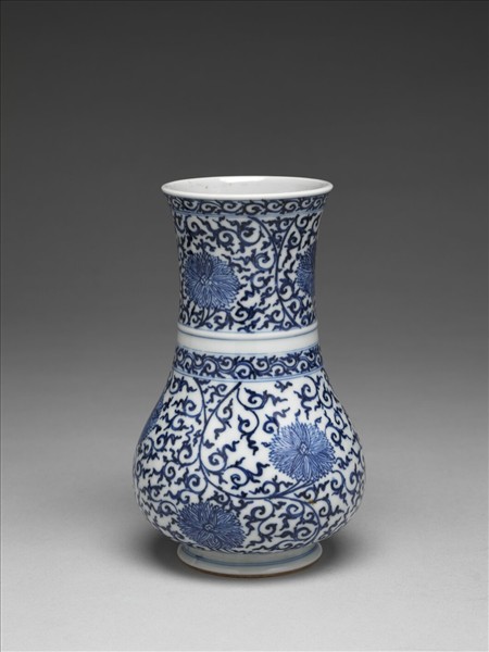 青花纏枝花卉紋瓶