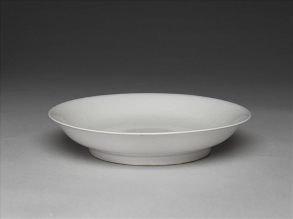 甜白釉印花花卉紋盤