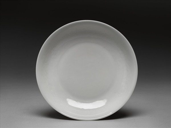 甜白釉印花花卉紋盤