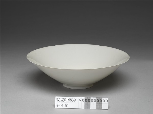 甜白釉番蓮八寶紋葵瓣口碗