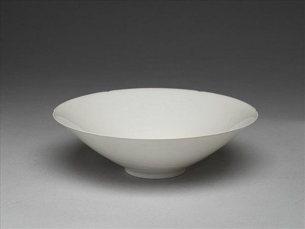 甜白釉番蓮八寶紋葵瓣口碗