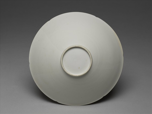 甜白釉番蓮八寶紋葵瓣口碗