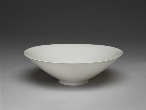 甜白釉番蓮八寶紋葵瓣口碗