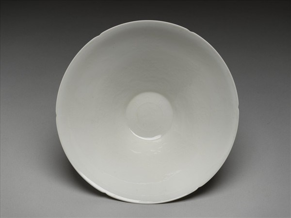 甜白釉番蓮八寶紋葵瓣口碗