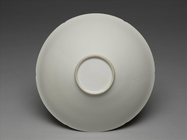 甜白釉番蓮八寶紋葵瓣口碗