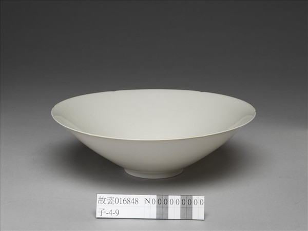 甜白釉番蓮八寶紋葵瓣口碗