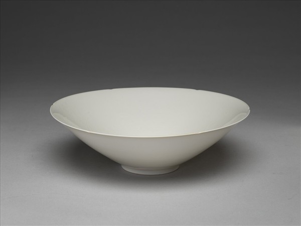 甜白釉番蓮八寶紋葵瓣口碗