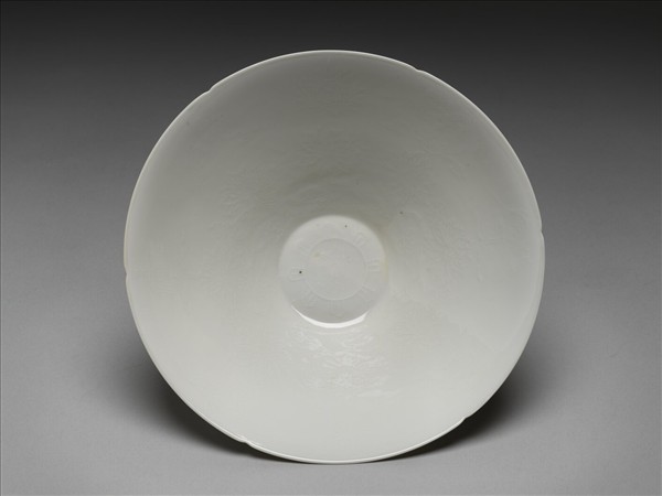 甜白釉番蓮八寶紋葵瓣口碗