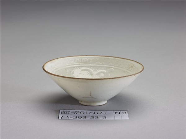 白瓷印花螭紋杯