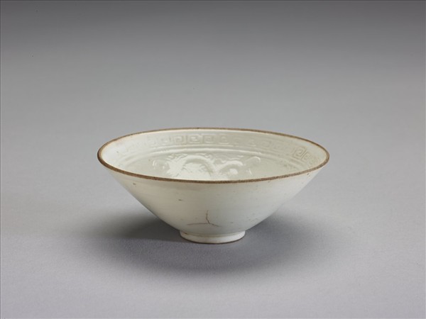 白瓷印花螭紋杯