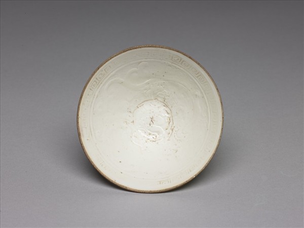 白瓷印花螭紋杯