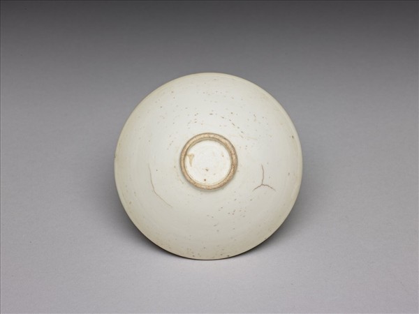 白瓷印花螭紋杯