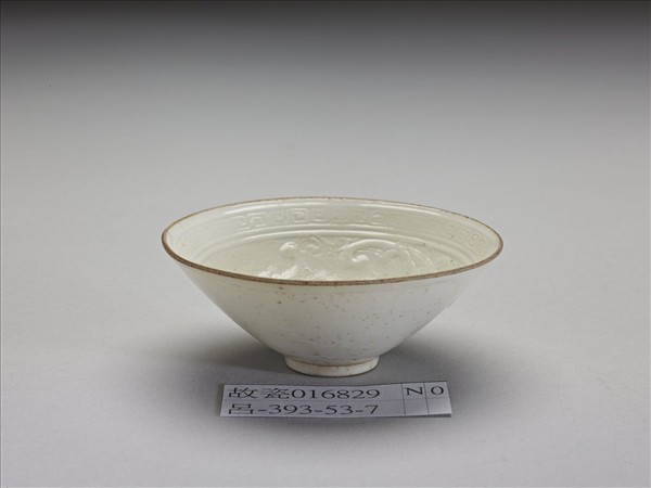 白瓷印花螭紋杯