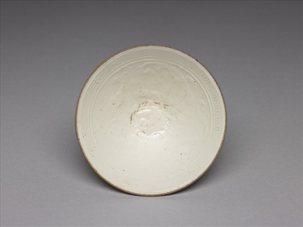 白瓷印花螭紋杯