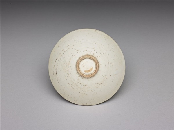 白瓷印花螭紋杯