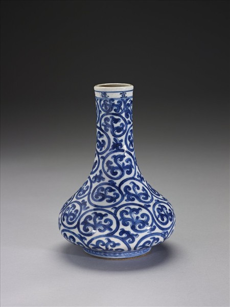 青花卷草紋長頸瓶