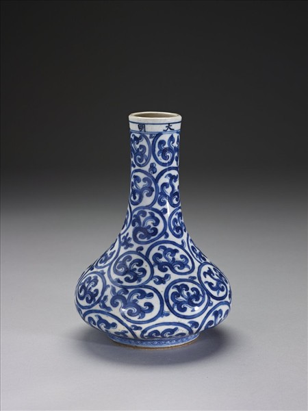 青花卷草紋長頸瓶