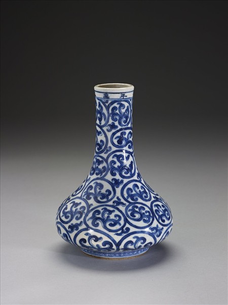 青花卷草紋長頸瓶