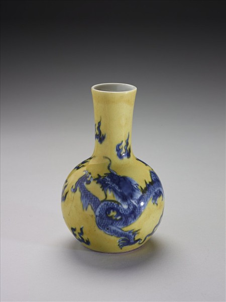 黃地青花龍紋瓶