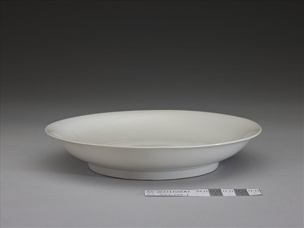 甜白釉雲鳳紋盤