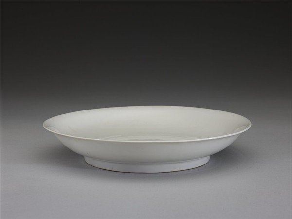 甜白釉雲鳳紋盤