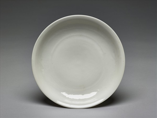 甜白釉雲鳳紋盤