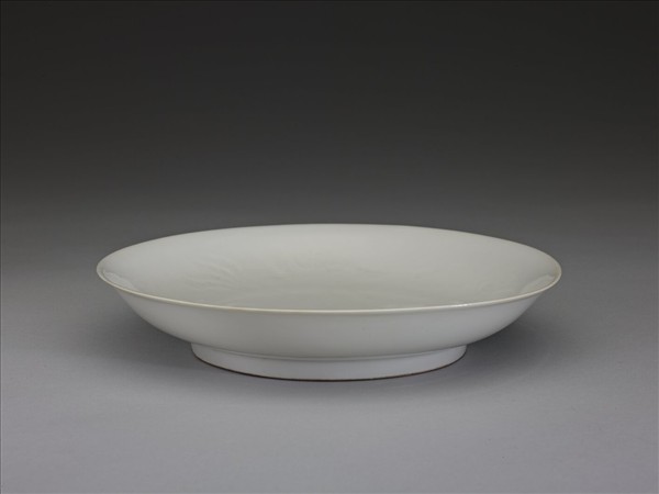 甜白釉雲鳳紋盤