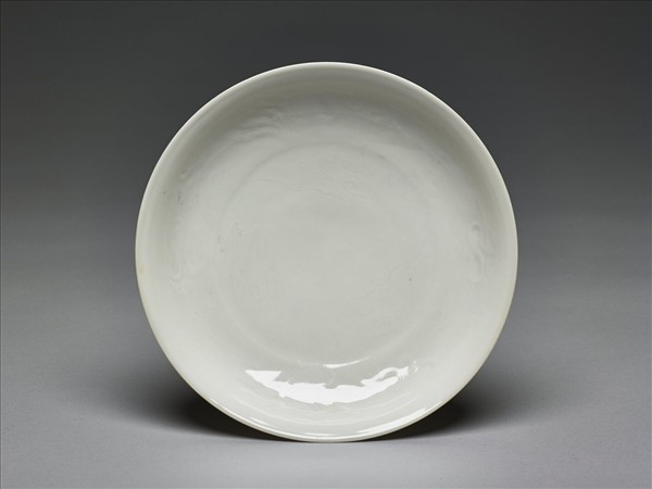 甜白釉雲鳳紋盤