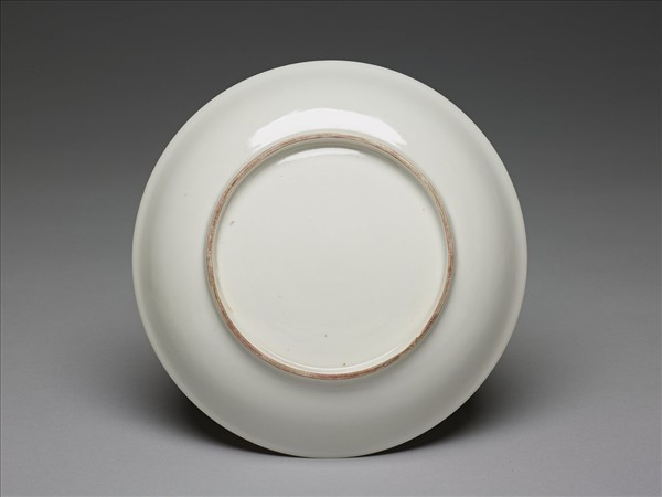 甜白釉雲鳳紋盤