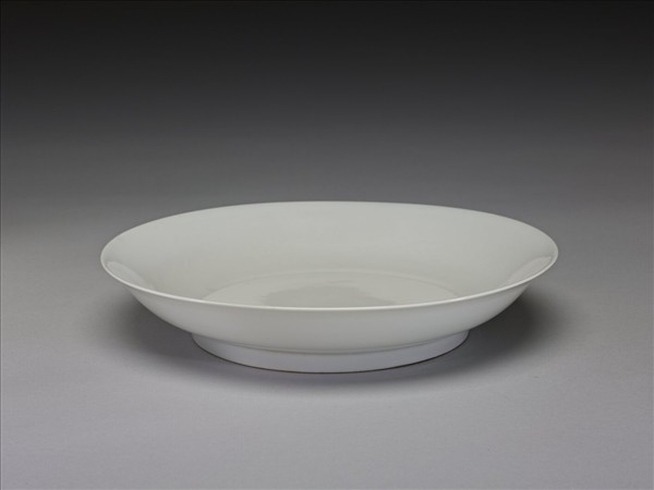 甜白釉印花花卉紋盤