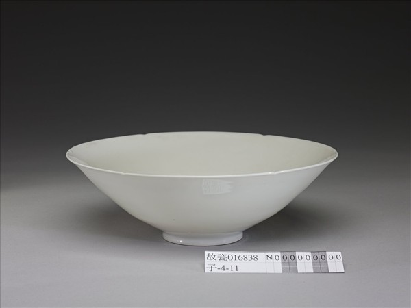 甜白釉番蓮八寶紋葵瓣口碗