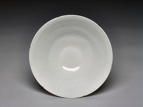 甜白釉番蓮八寶紋葵瓣口碗