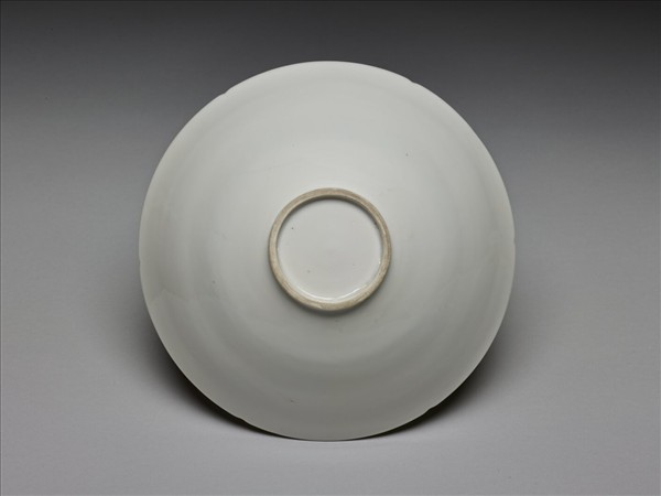 甜白釉番蓮八寶紋葵瓣口碗