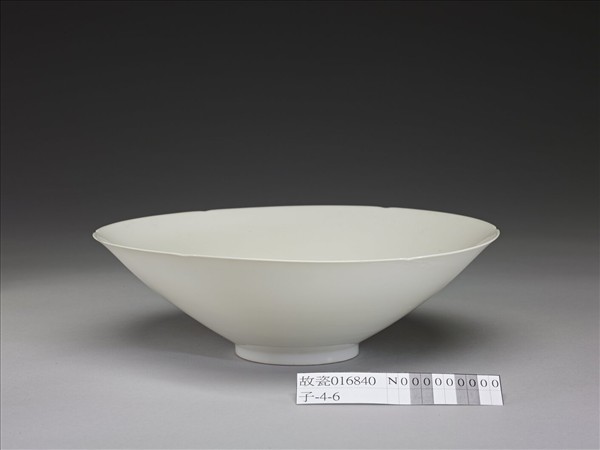 甜白釉番蓮八寶紋葵瓣口碗