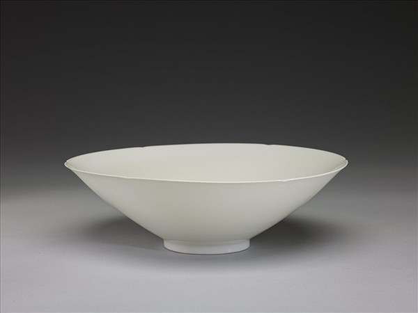 甜白釉番蓮八寶紋葵瓣口碗