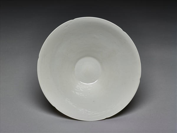 甜白釉番蓮八寶紋葵瓣口碗