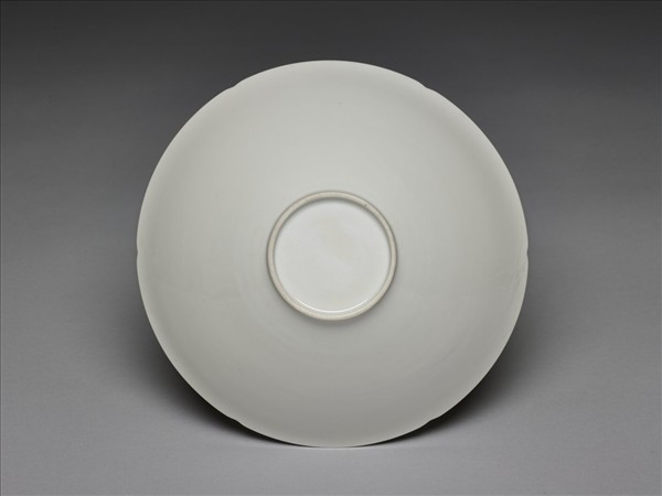 甜白釉番蓮八寶紋葵瓣口碗