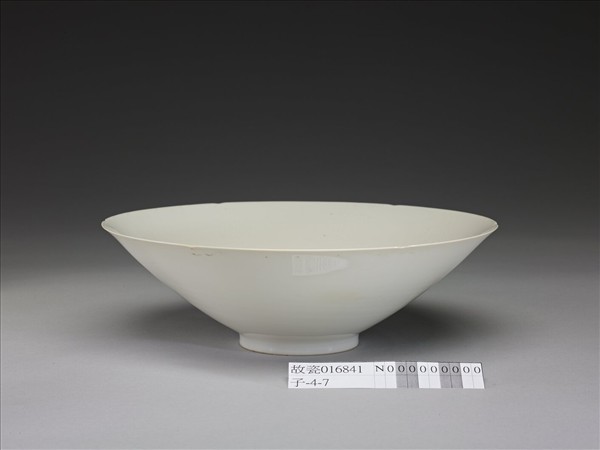 甜白釉番蓮八寶紋葵瓣口碗