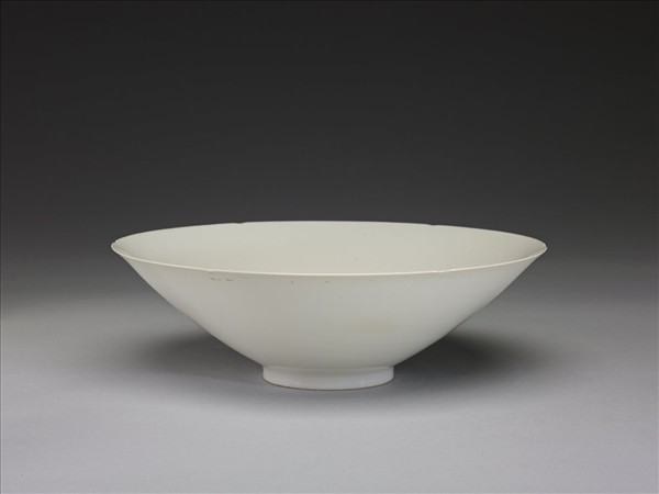 甜白釉番蓮八寶紋葵瓣口碗